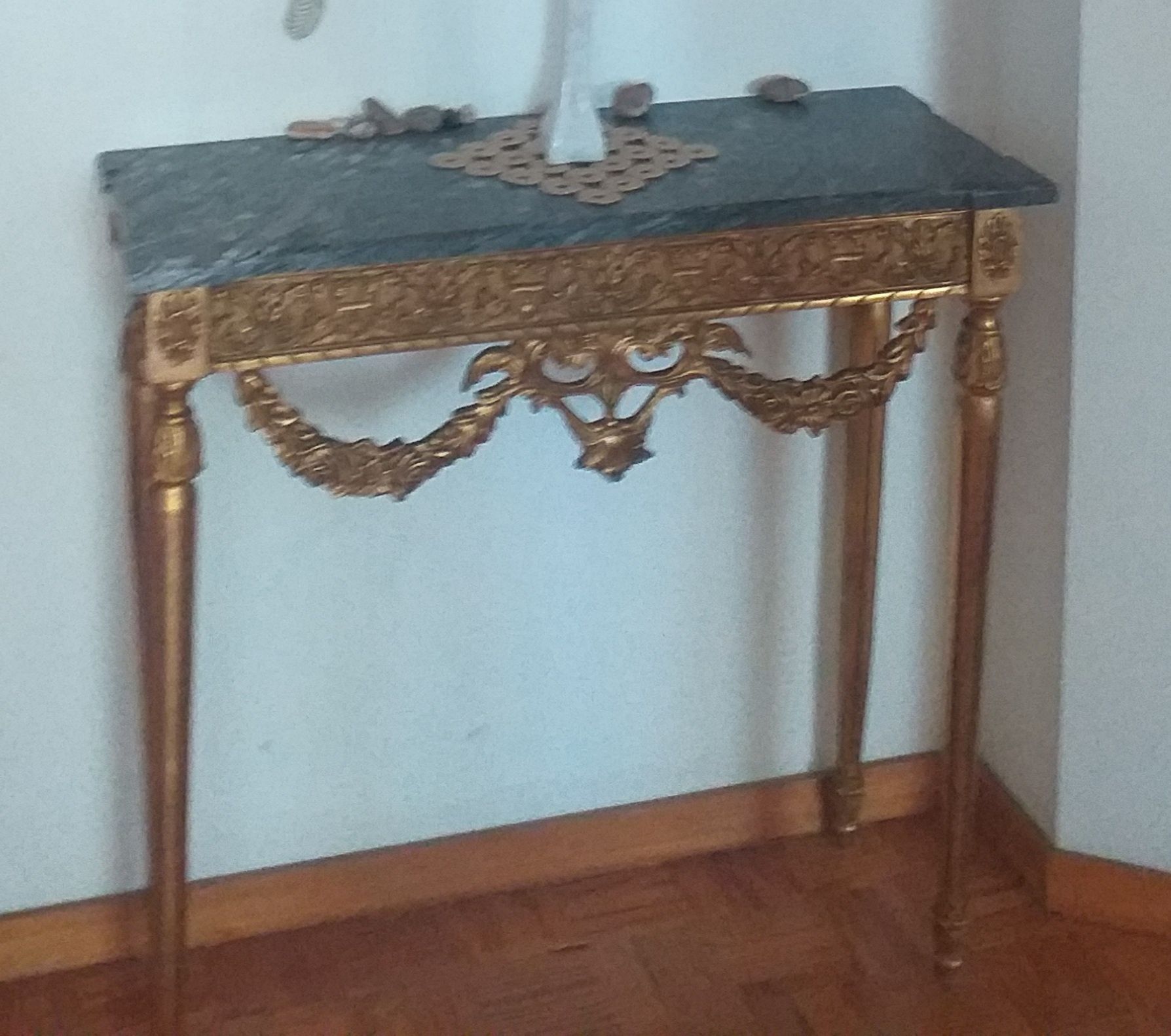 Mesa dourada com pedra mármore e espelho