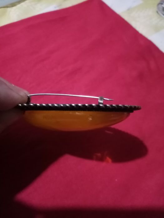 Янтарна, бурштинові брошка.