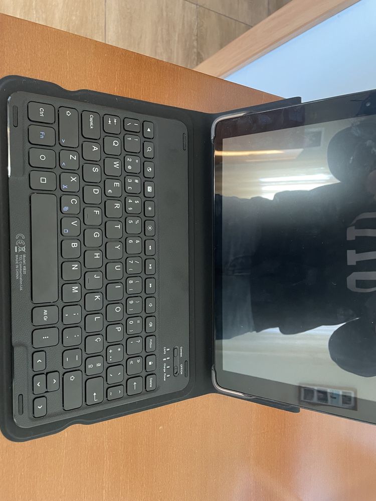 Tablet Alcatel com capa e teclado Bluetooth