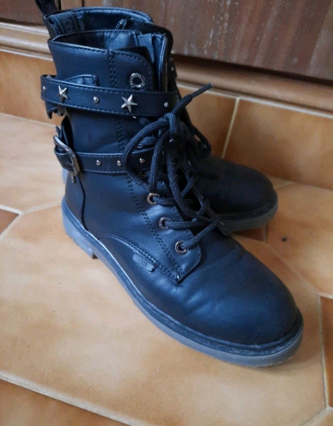 Botas pretas de menina