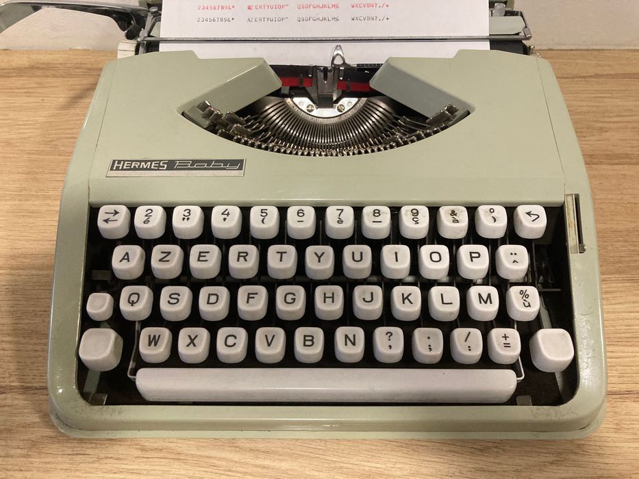 Máquina de escrever  **  Hermes Baby