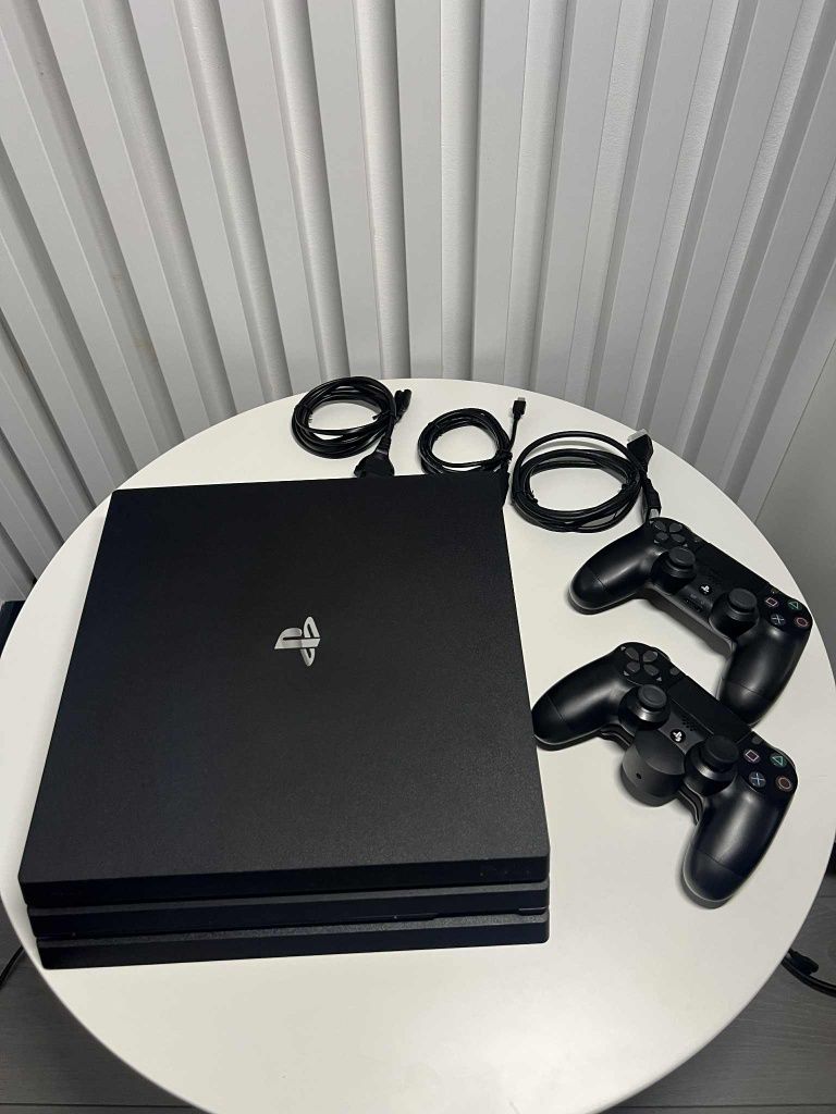 Sony PlayStation 4 Pro + 2 pady + GTA 5