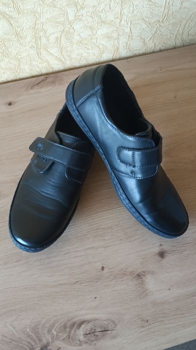 Туфлі - шкіряні.