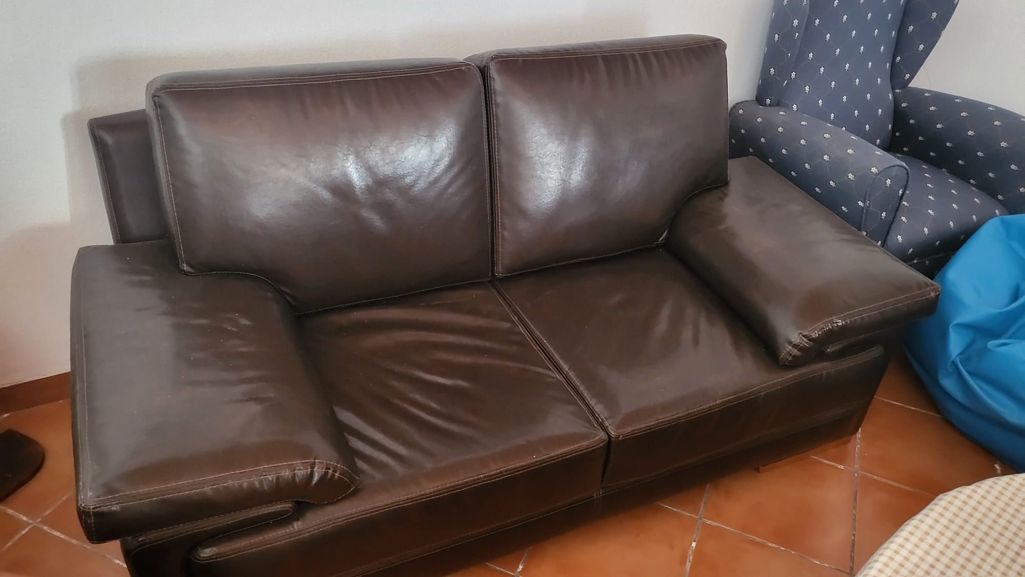 Sofá em pele de 2 lugares
