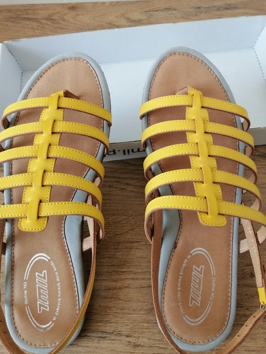 Nowe skórzane sandałki 7 mil w rozmiarze 38