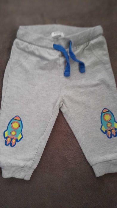 spodenki roz74cm szare  z rakietami