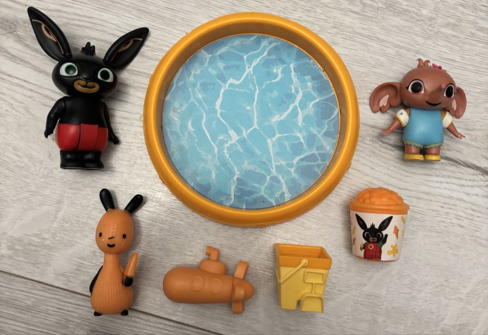 Figurka Bing Sula przy basenie zestaw