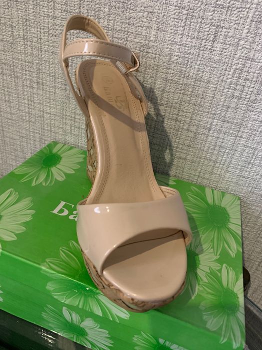 Босоніжки жіночі