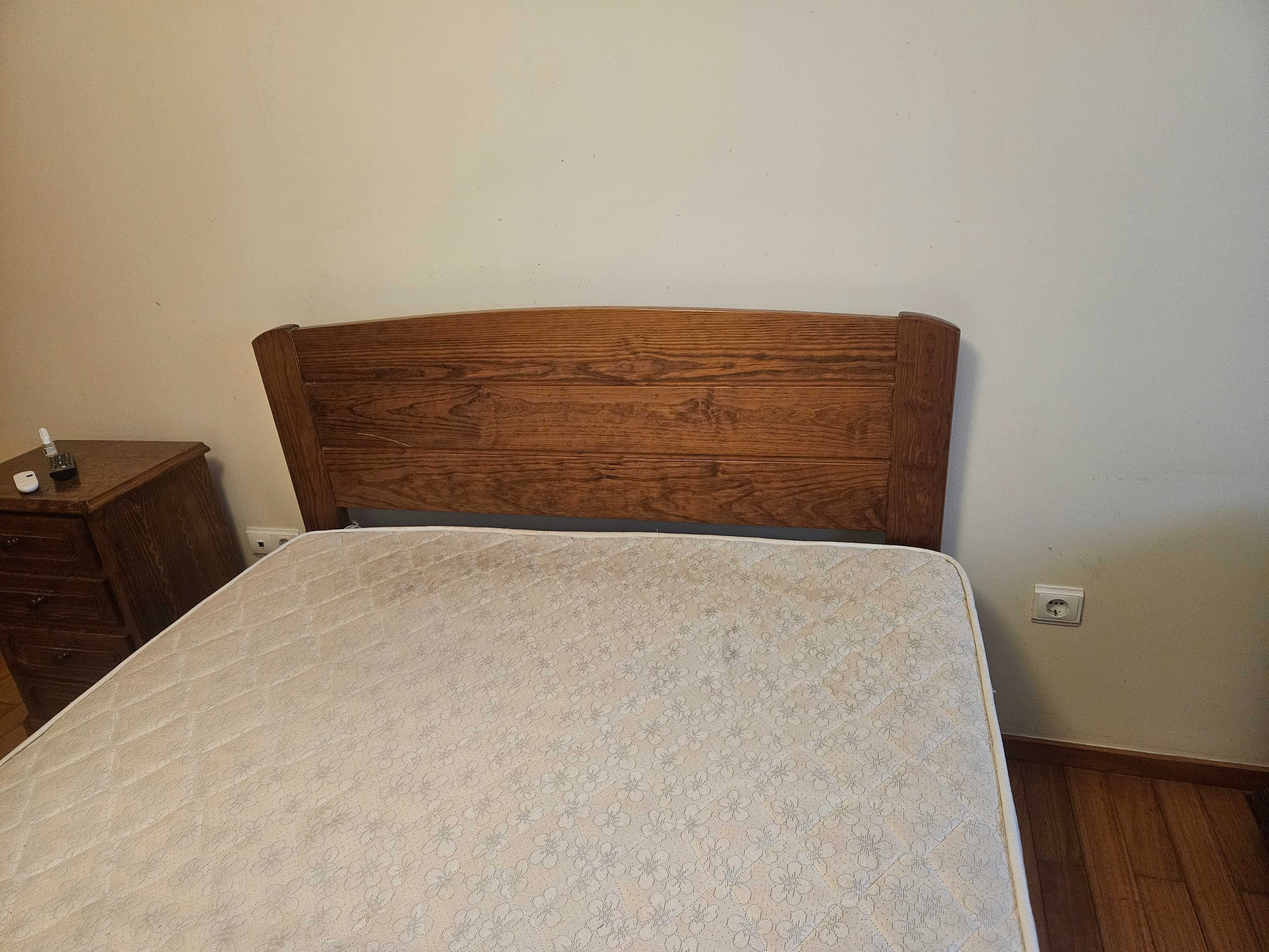 Cama de casal em madeira