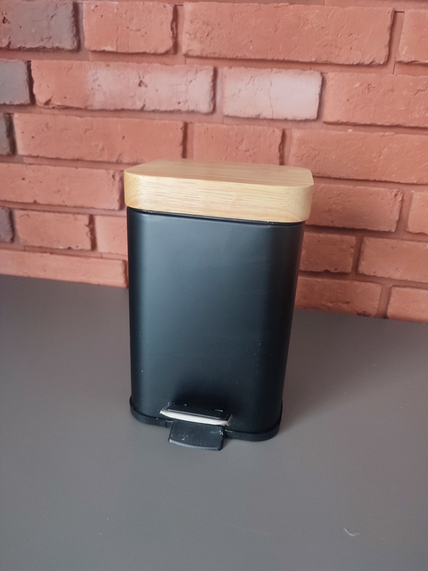 Kosz na śmieci 3l czarno drewniany nowy