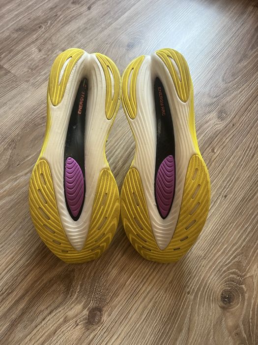 Оригінальні професійні бігові кроссівки New Balnace 40,5 розмір