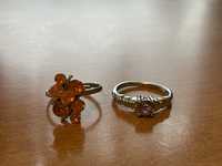 Dwa pierścionki: z fioletowym i z pomarańczowym oczkiem, rozmiar 17
