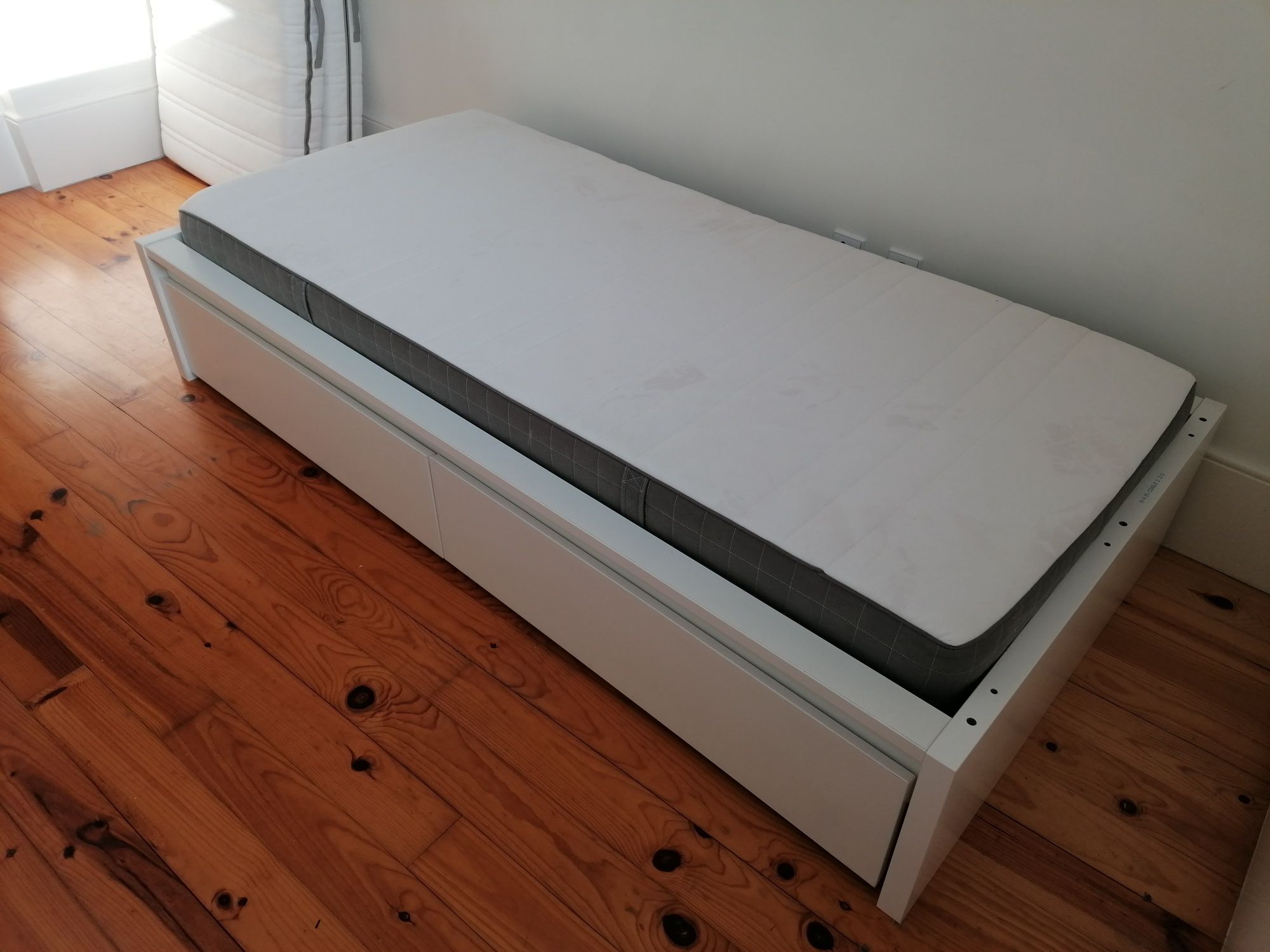 Vendo cama de solteiro