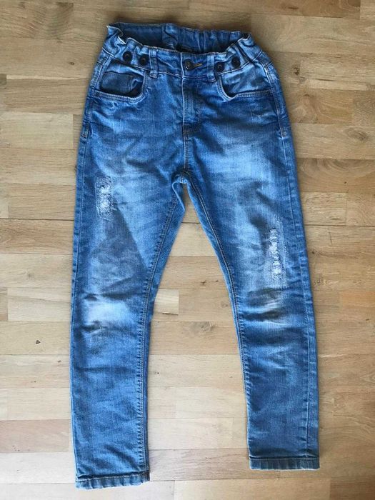 Jasnoniebieskie jeansy