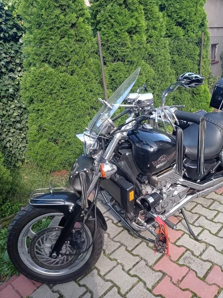 Motocykl Honda Magna 750