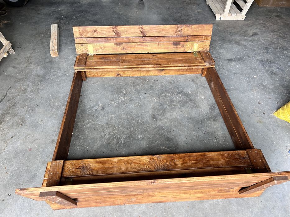 Piaskownica 120x120 zamykana z ławeczkami