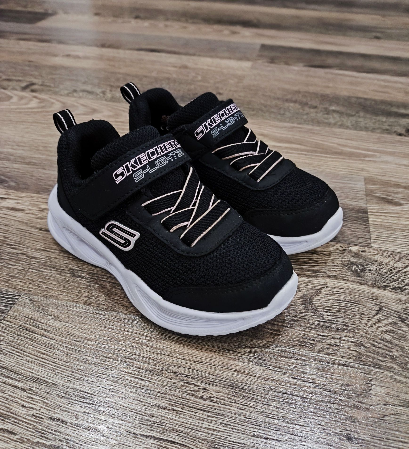 КроссовкиSKECHERS SOLA GLOW,сникерсы,кросівки
