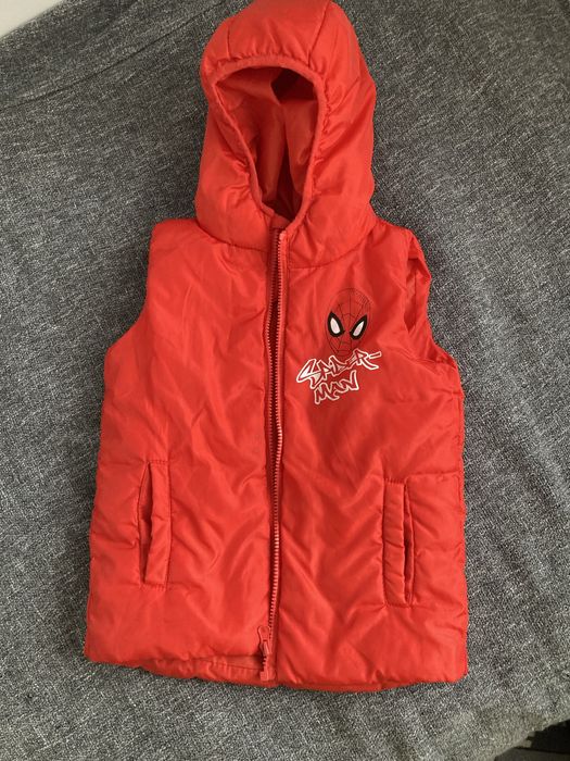 Жилетка Sinsay червона.