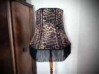 Vintage lampa podłogowa z ręcznie szytym abażurem z motywem panterki