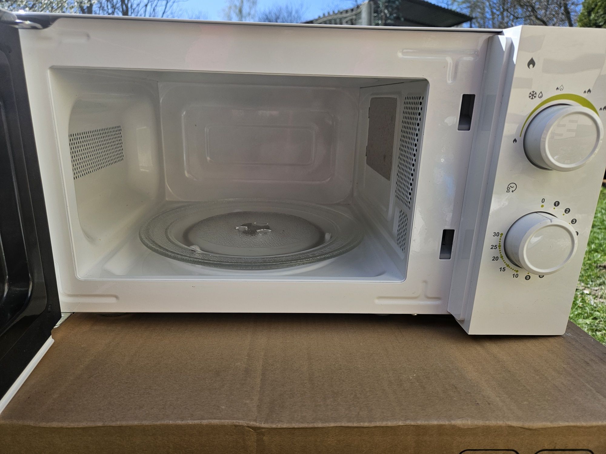 Kuchenka mikrofalowa 700W