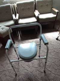 Krzesło sanitarne dla starszych osób.