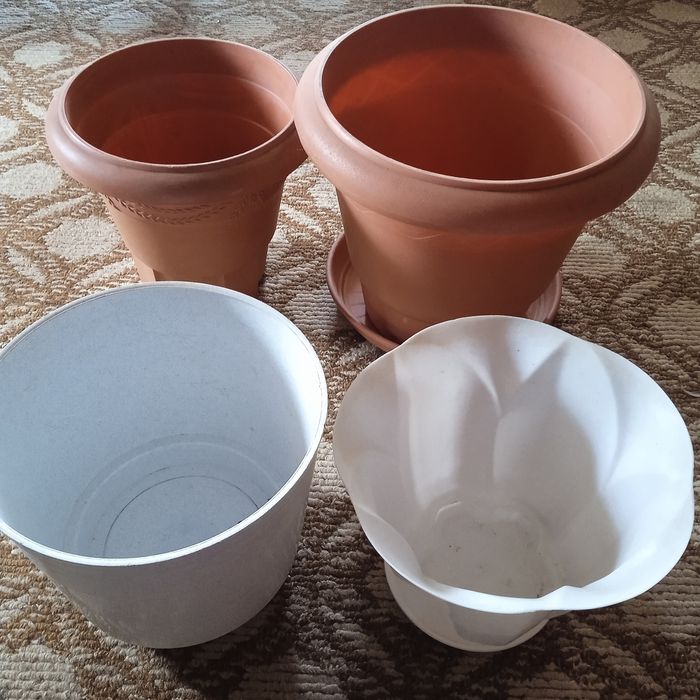 Продам горшки для комнатных растений.