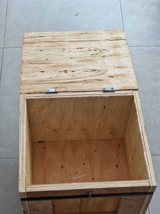 Caixas de madeira contraplacado com sistema de fecho e transporte