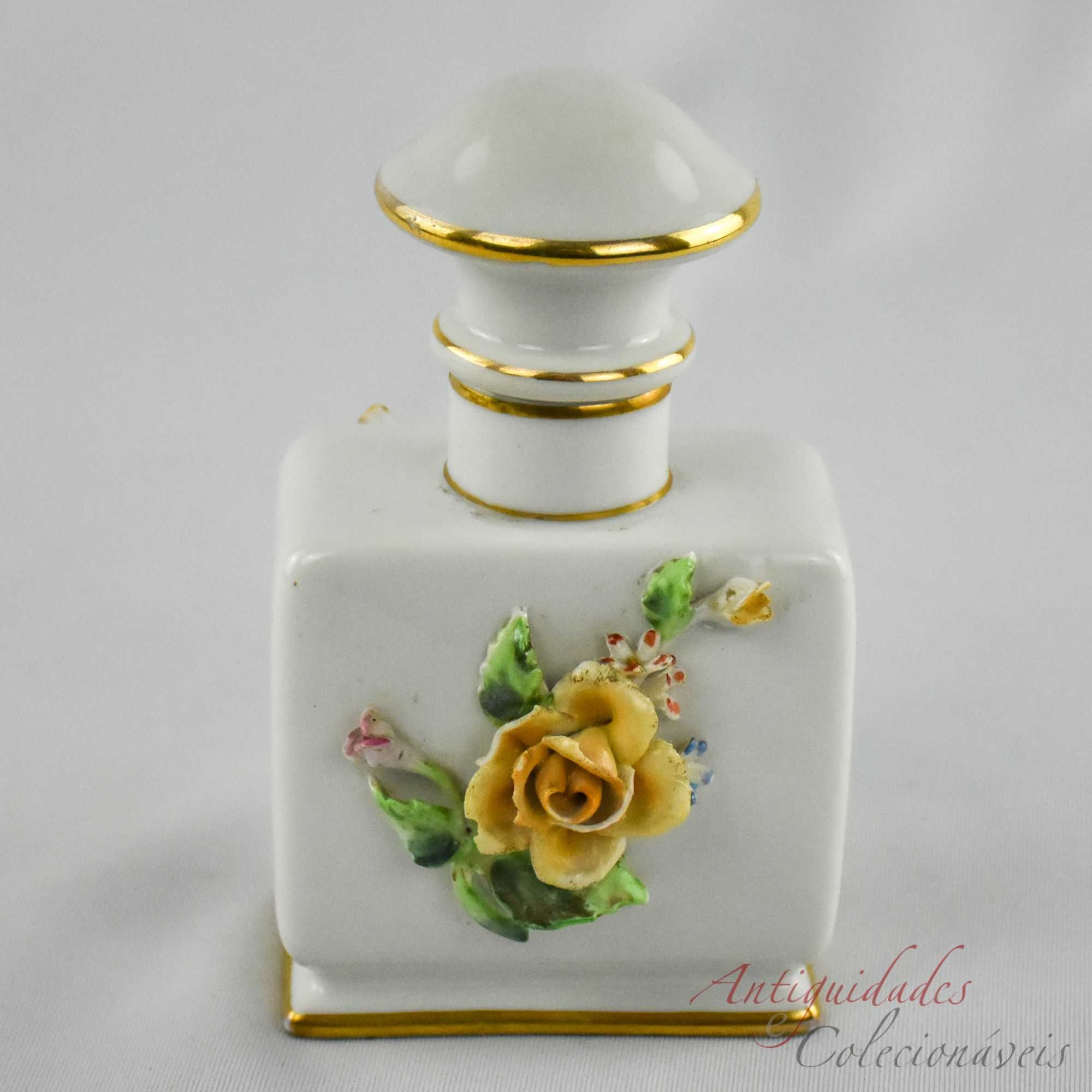 Frasco de Perfume em porcelana Artibus com flores em relevo e dourado