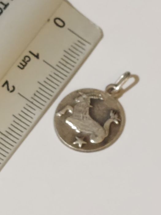 Srebrny stary wisiorek Rytosztuka znak zodiaku Koziorożec