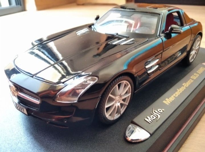 Mercedes Benz SLS AMG 
Mercedes Benz SLS AMG 
Escala 1:18, com base.