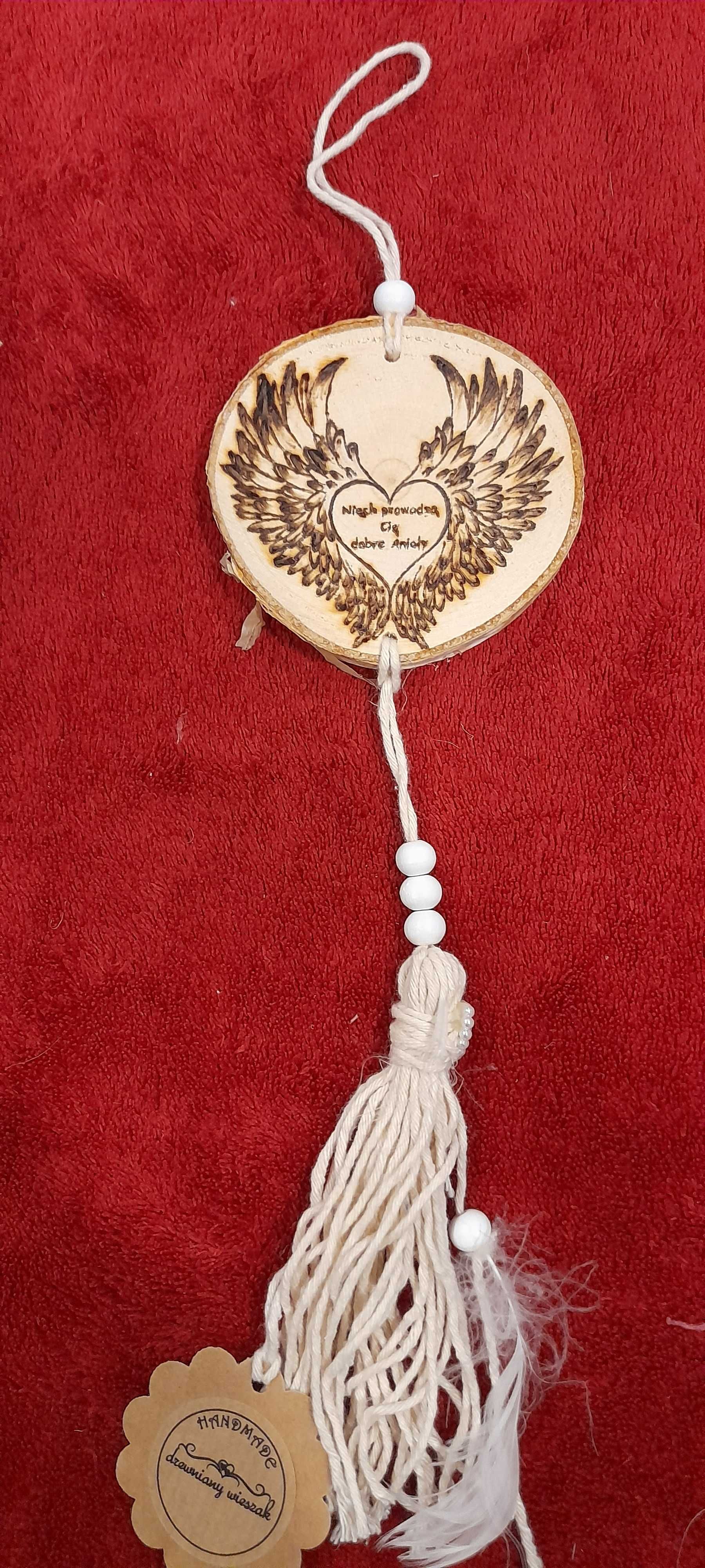 Zawieszka ze Skrzydłami Anioła wypalonym na plastrze drewna - Handmade