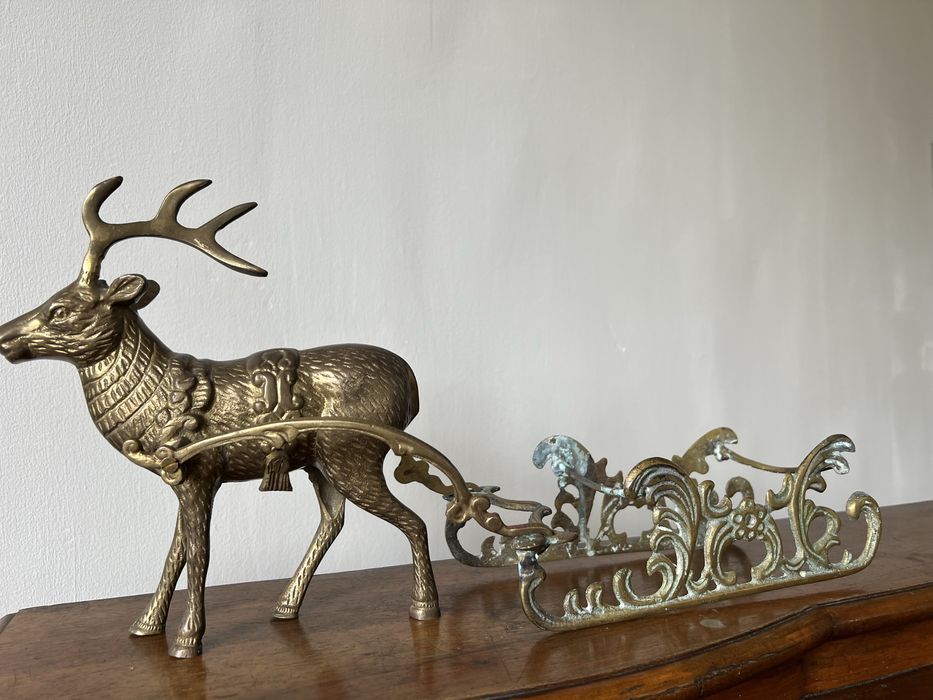 Mosieżny Jeleń ciagnacy sanie