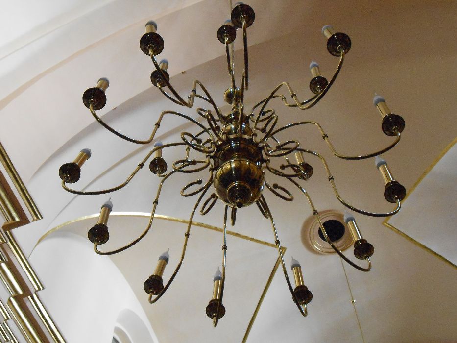 Duży mosiężny żyrandol