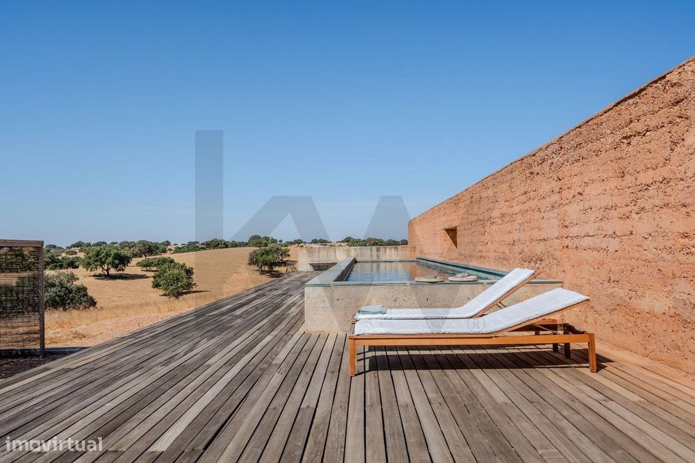 Moradia de Autor. Refúgio Modernista e Sustentável em Monte Alentejano