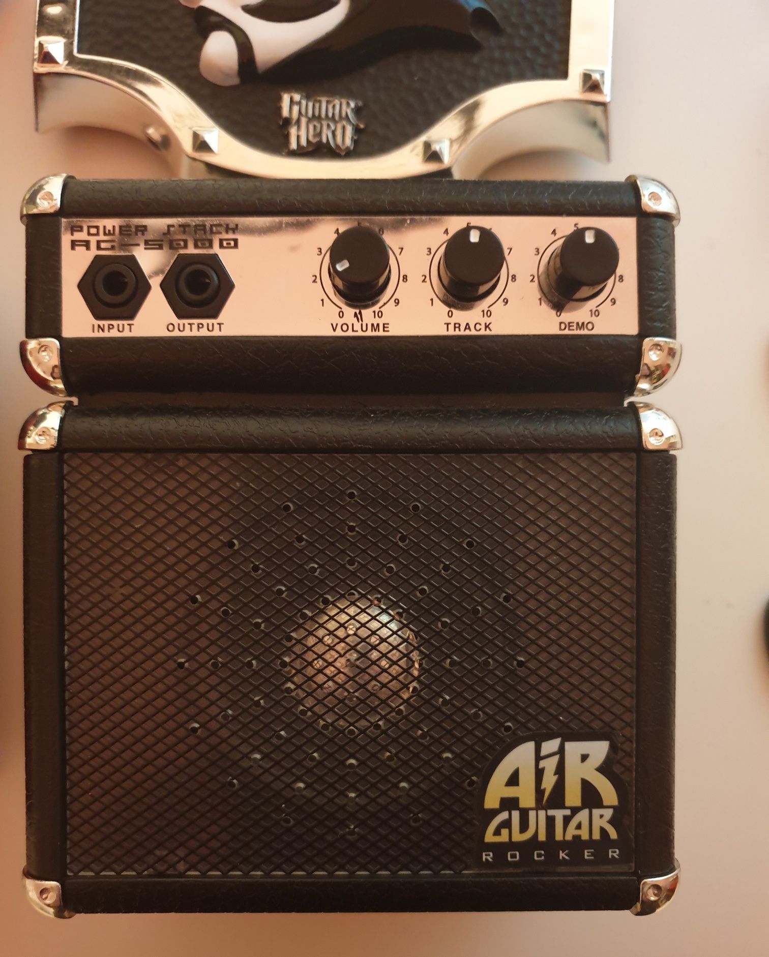 Rock Band, Guitar Hero Air Guitar - mini piecyk, głośniki