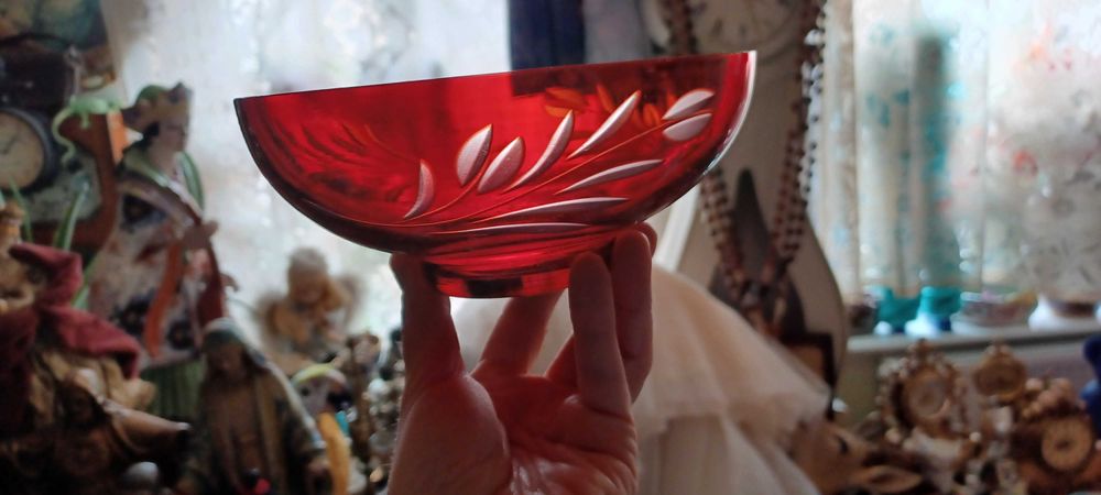 szkło rubinowe grawerowane  stare miseczki sredn 16,5cm a druga 14cm