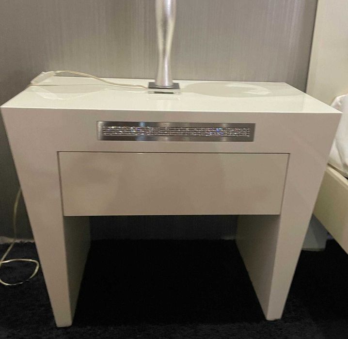 Quarto completo em branco pérola (cama, mesinhas e cómoda com espelho)