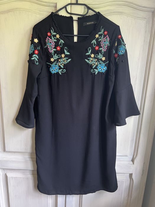 Wyjatkowa czarna sukienka z efektownym wzorkiem