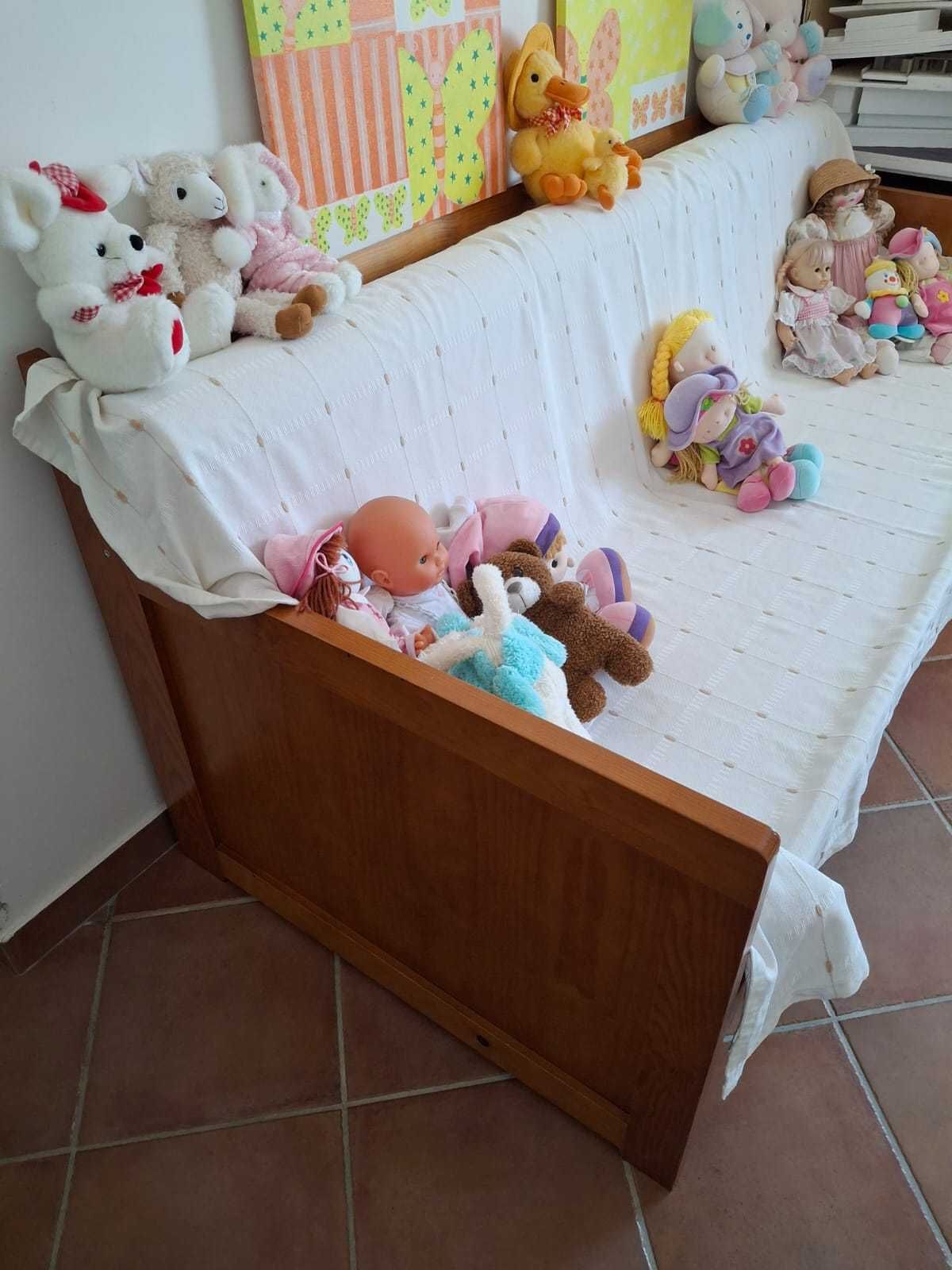 Cama dupla em madeira tipo estúdio, como nova