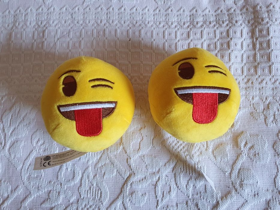 2 peluches emoji e 4 pingo doce