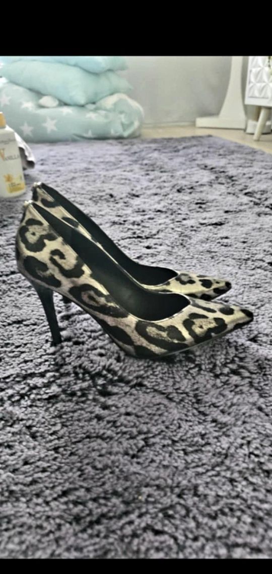 Sapatos Guess tamanho 37
