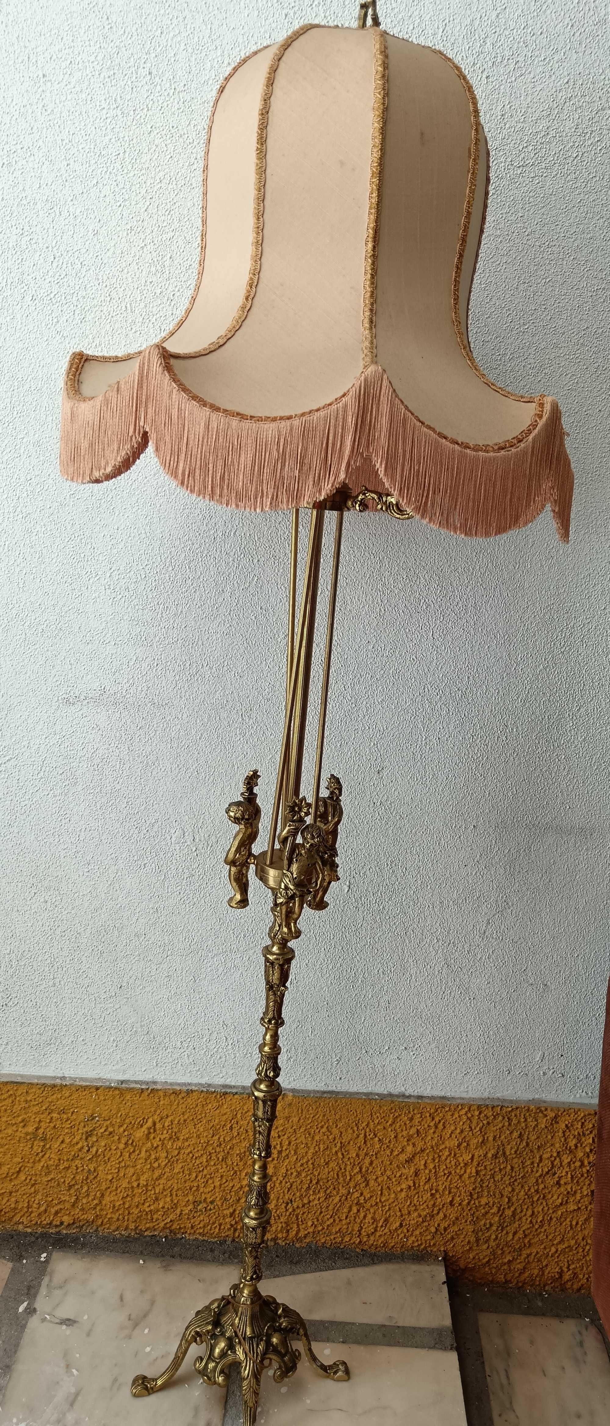 Candeeiro de pé alto