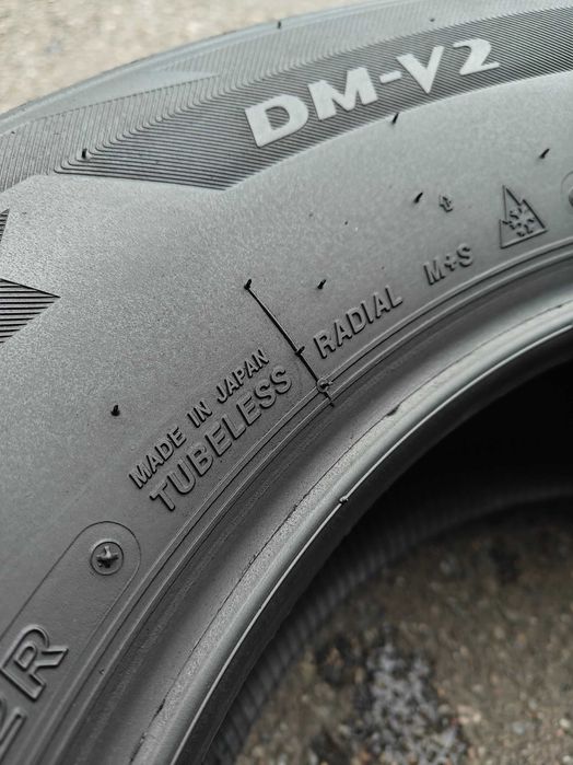 2шт R17 265 65 шини зимові Bridgestone Blizzak DM-V2 як нові 10+мм