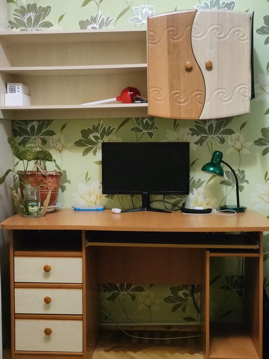 Продам комп'ютерний стол с книжной полкой