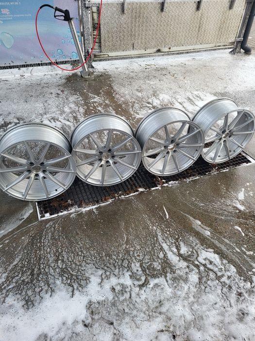 Sprzedam felgi aluminiowe r. 20  5x108.