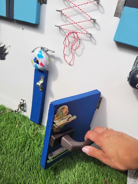 Tablica manipulacyjna sensoryczna Domek