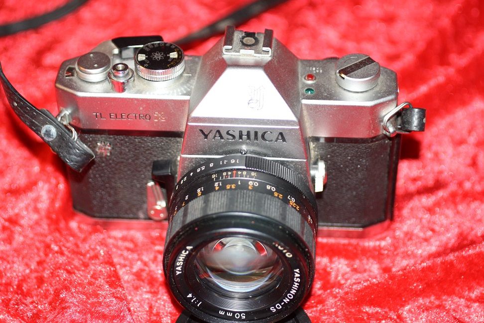 Máquina fotográfica de 35 mm electrotécnica da marca YASHICA