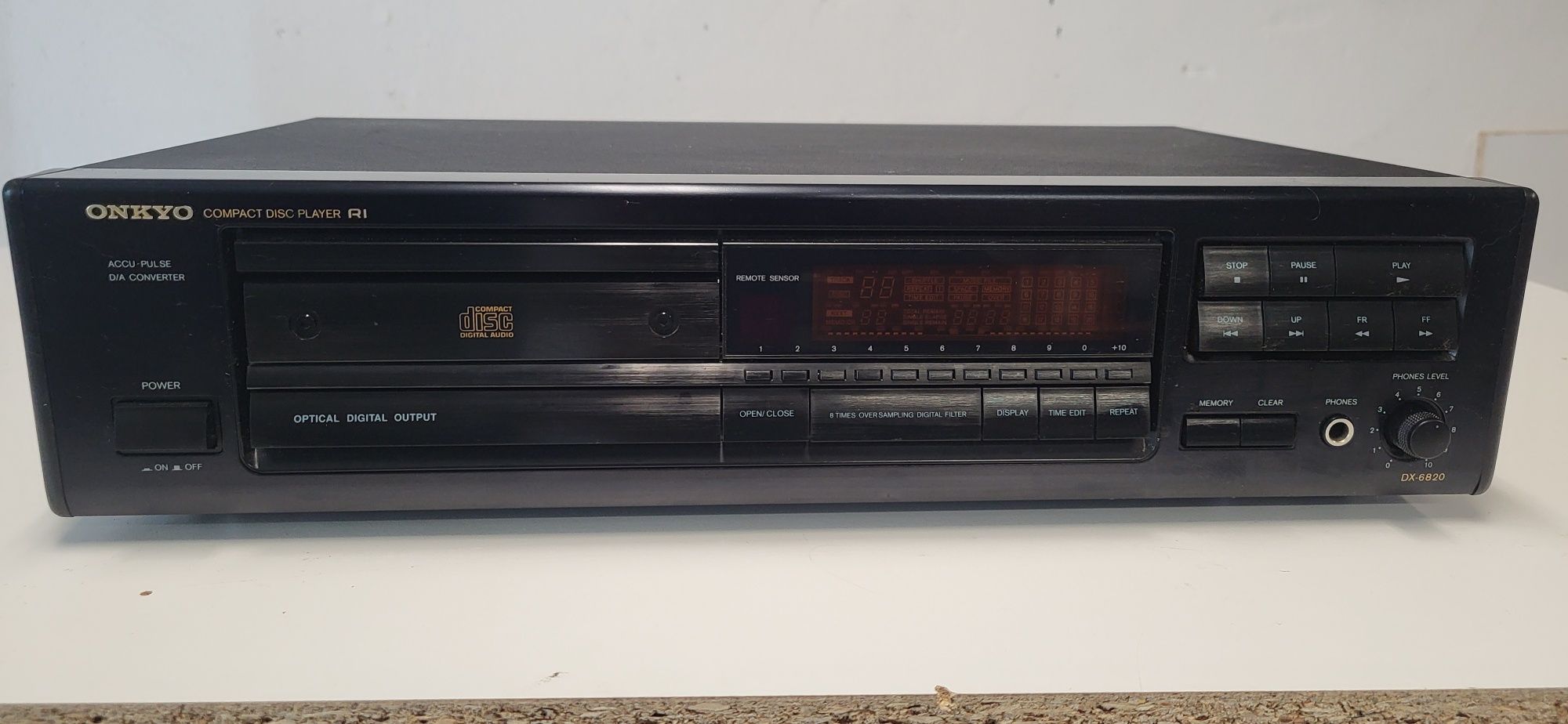 Odtwarzacz CD onkyo DX-6820