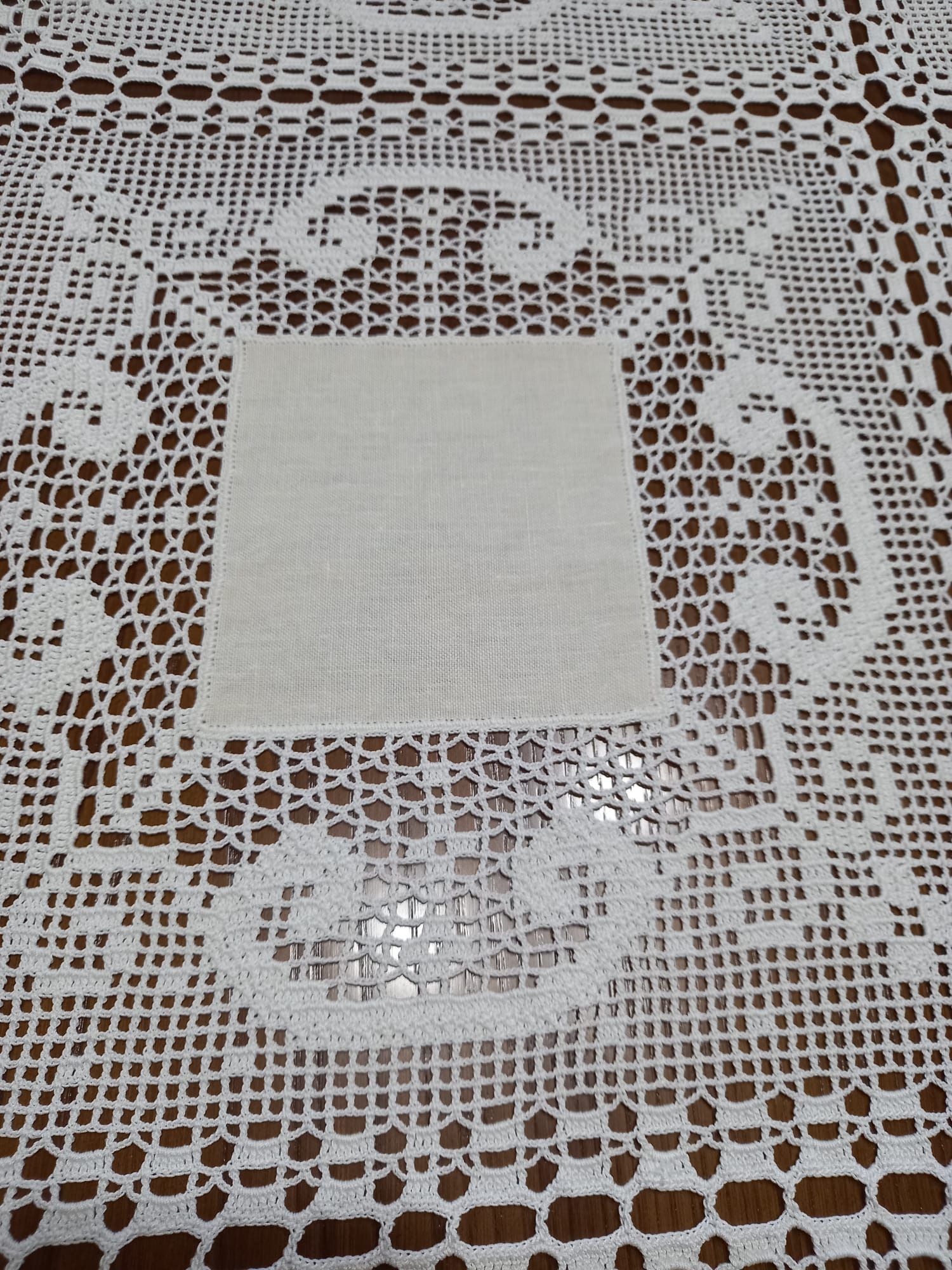 Toalhas de mesa novas em linho e crochet