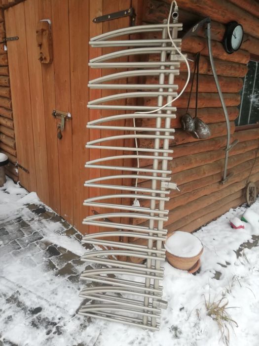 Grzejnik łazienkowy z grzałką elektryczną